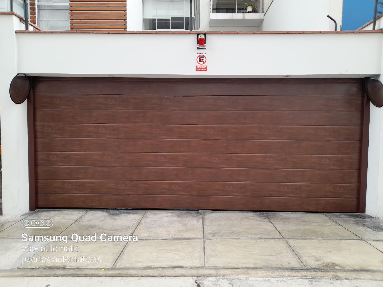 Portón de garaje seccional edificios